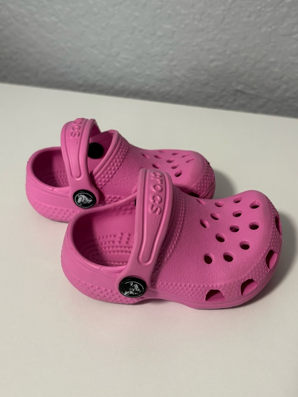 CROCS Kids Classic Clog in Bright Pink size 2/3